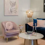Designer 2-bedroom Flat With Balcony & Full Amenities Steps From Piata Universitatii Διαμέρισμα