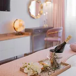 Designer 2-bedroom Flat With Balcony & Full Amenities Steps From Piata Universitatii Βουκουρέστι