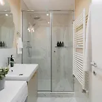 Designer 2-bedroom Flat With Balcony & Full Amenities Steps From Piata Universitatii Διαμέρισμα *