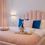 Designer 2-bedroom Flat With Balcony & Full Amenities Steps From Piata Universitatii Διαμέρισμα *