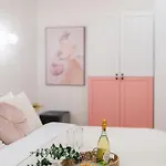 Designer 2-bedroom Flat With Balcony & Full Amenities Steps From Piata Universitatii Διαμέρισμα *