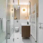Designer 2-bedroom Flat With Balcony & Full Amenities Steps From Piata Universitatii *