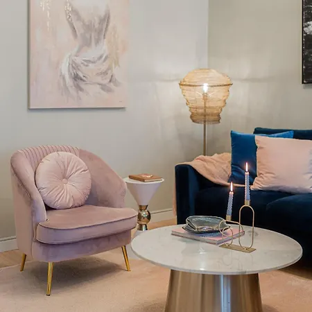 Designer 2-bedroom Flat With Balcony & Full Amenities Steps From Piata Universitatii Lägenhet