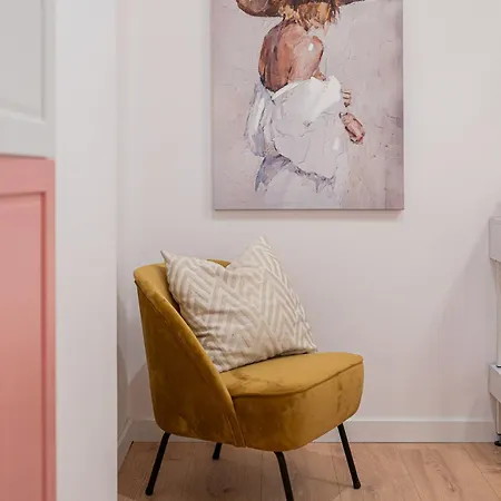 Designer 2-bedroom Flat With Balcony & Full Amenities Steps From Piata Universitatii