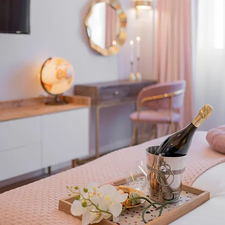 Designer 2-bedroom Flat With Balcony & Full Amenities Steps From Piata Universitatii Bükreş