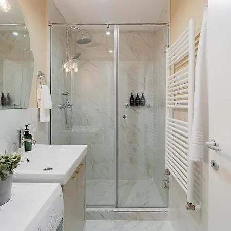 Designer 2-bedroom Flat With Balcony & Full Amenities Steps From Piata Universitatii Daire *