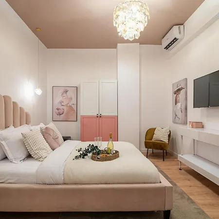 Designer 2-bedroom Flat With Balcony & Full Amenities Steps From Piata Universitatii ブカレスト
