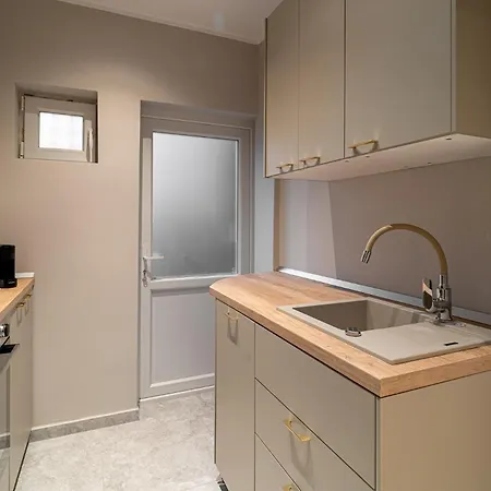 Designer 2-bedroom Flat With Balcony & Full Amenities Steps From Piata Universitatii