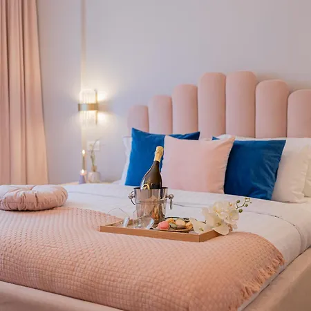 Designer 2-bedroom Flat With Balcony & Full Amenities Steps From Piata Universitatii Lägenhet *