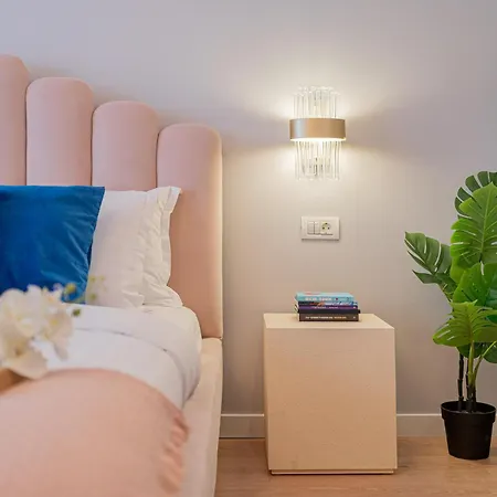 Designer 2-bedroom Flat With Balcony & Full Amenities Steps From Piata Universitatii *