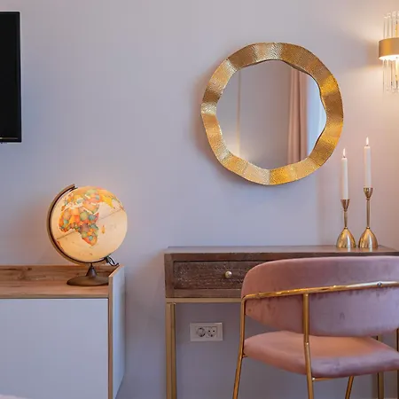 Designer 2-bedroom Flat With Balcony & Full Amenities Steps From Piata Universitatii Daire