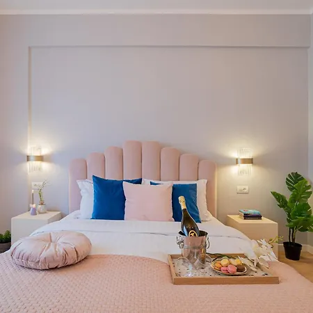 Designer 2-bedroom Flat With Balcony & Full Amenities Steps From Piata Universitatii * ブカレスト