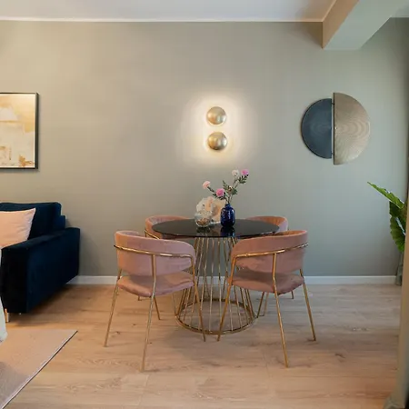 Daire Designer 2-bedroom Flat With Balcony & Full Amenities Steps From Piata Universitatii *