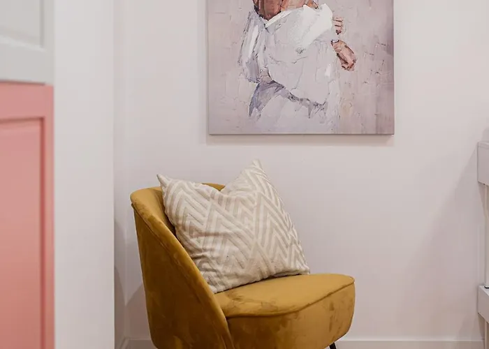 Designer 2-bedroom Flat With Balcony & Full Amenities Steps From Piata Universitatii