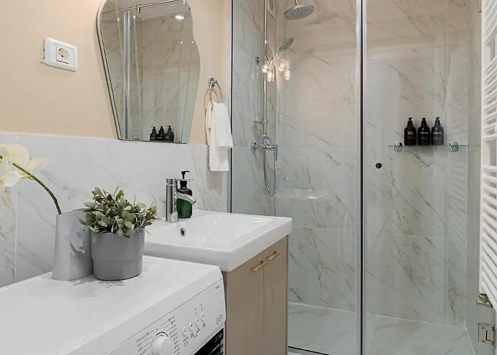 Designer 2-bedroom Flat With Balcony & Full Amenities Steps From Piata Universitatii *