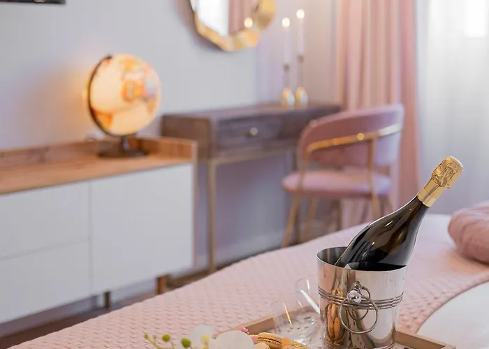 Designer 2-bedroom Flat With Balcony & Full Amenities Steps From Piata Universitatii Βουκουρέστι