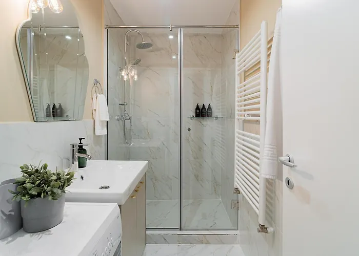 Designer 2-bedroom Flat With Balcony & Full Amenities Steps From Piata Universitatii Apartman *