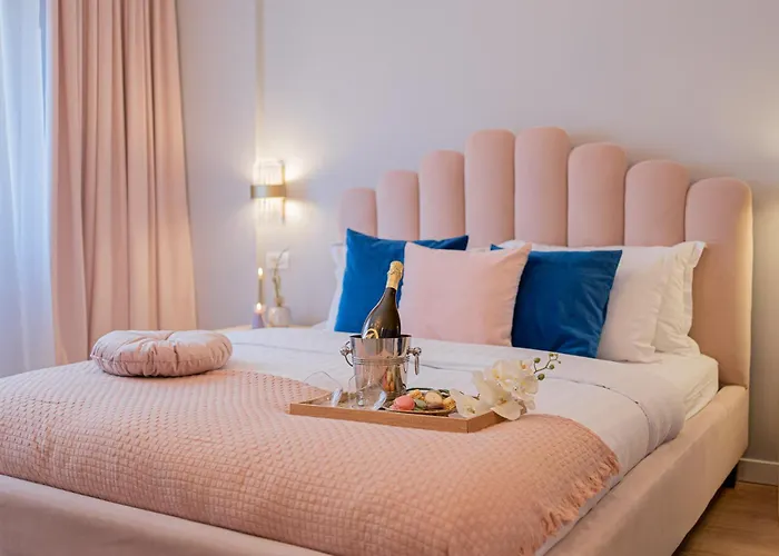 Designer 2-bedroom Flat With Balcony & Full Amenities Steps From Piata Universitatii Apartman *