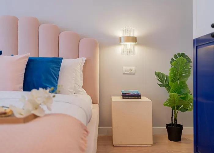 Designer 2-bedroom Flat With Balcony & Full Amenities Steps From Piata Universitatii *