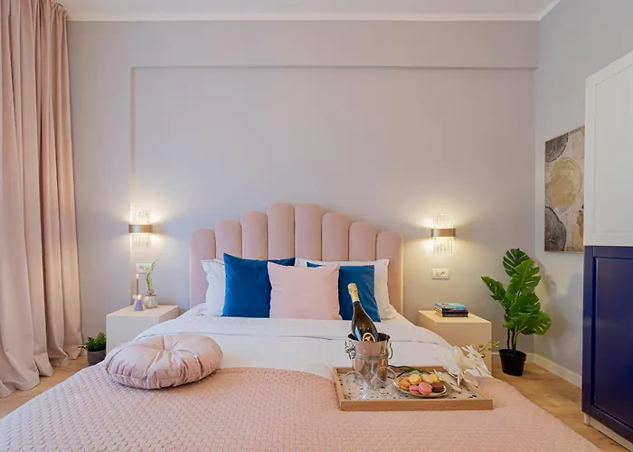Designer 2-bedroom Flat With Balcony & Full Amenities Steps From Piata Universitatii * ブカレスト