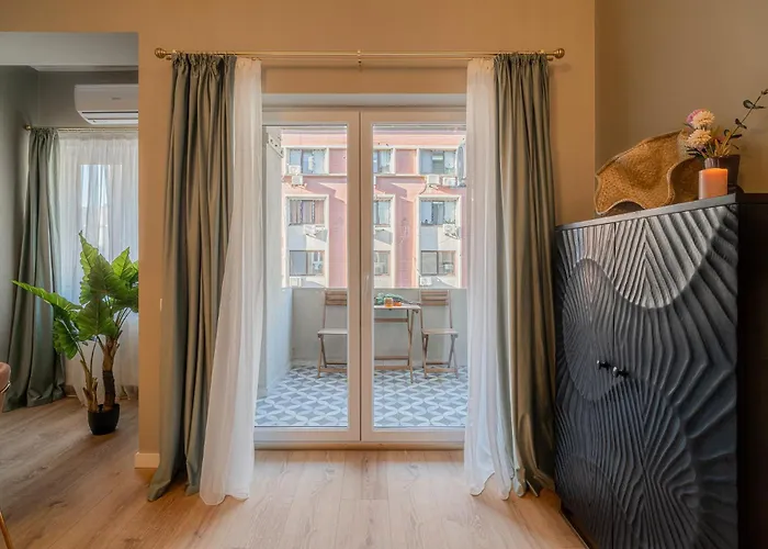 Designer 2-bedroom Flat With Balcony & Full Amenities Steps From Piata Universitatii Apartamento *