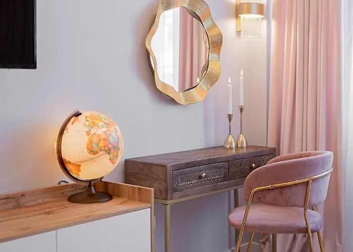 Designer 2-bedroom Flat With Balcony & Full Amenities Steps From Piata Universitatii * Bucareste