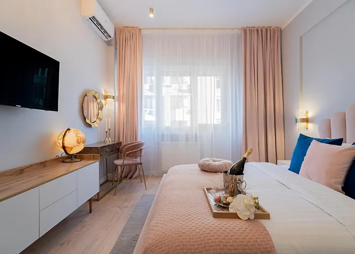 Designer 2-bedroom Flat With Balcony & Full Amenities Steps From Piata Universitatii Apartman