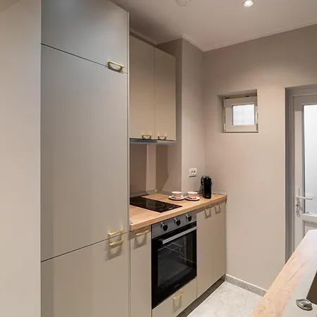 Designer 2-bedroom Flat With Balcony & Full Amenities Steps From Piata Universitatii * Boekarest