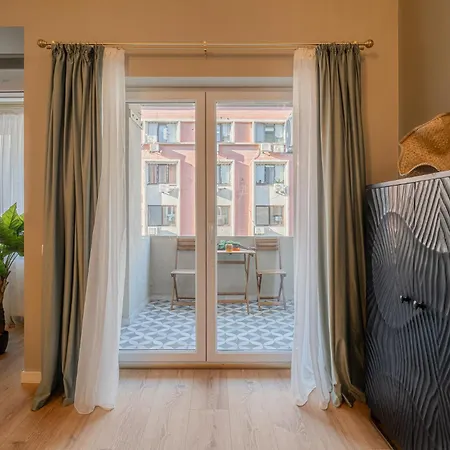 Designer 2-bedroom Flat With Balcony & Full Amenities Steps From Piata Universitatii Appartement *