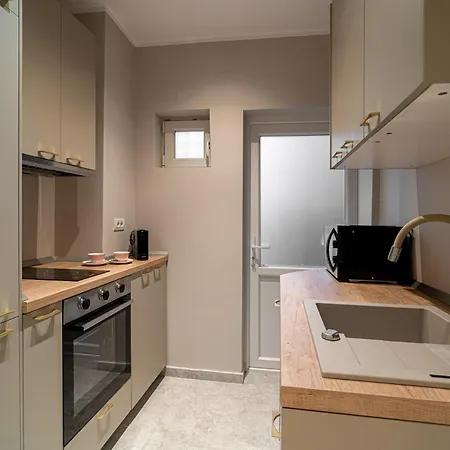 Designer 2-bedroom Flat With Balcony & Full Amenities Steps From Piata Universitatii Boekarest