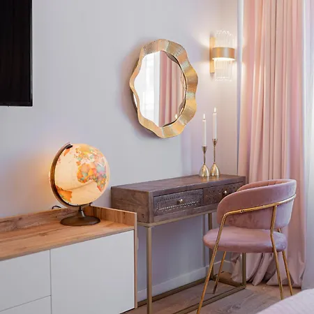 Designer 2-bedroom Flat With Balcony & Full Amenities Steps From Piata Universitatii * Boekarest