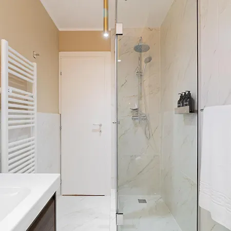 Designer 2-bedroom Flat With Balcony & Full Amenities Steps From Piata Universitatii Boekarest