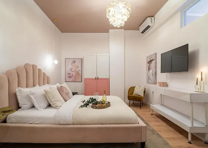 Designer 2-bedroom Flat With Balcony & Full Amenities Steps From Piata Universitatii Bucureşti