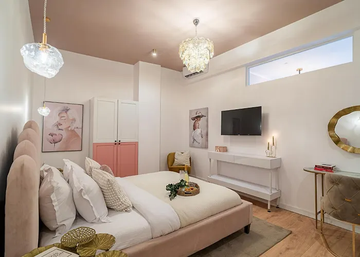 Designer 2-bedroom Flat With Balcony & Full Amenities Steps From Piata Universitatii