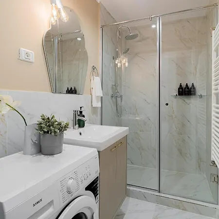 Designer 2-bedroom Flat With Balcony & Full Amenities Steps From Piata Universitatii *