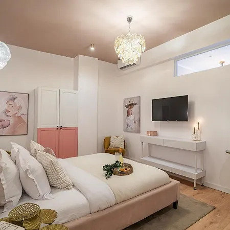 Designer 2-bedroom Flat With Balcony & Full Amenities Steps From Piata Universitatii