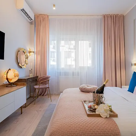 Designer 2-bedroom Flat With Balcony & Full Amenities Steps From Piata Universitatii 公寓