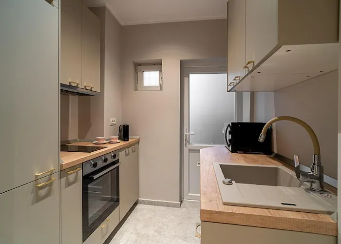 Designer 2-bedroom Flat With Balcony & Full Amenities Steps From Piata Universitatii Bucarest