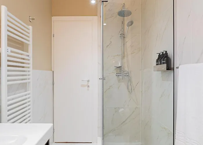 Designer 2-bedroom Flat With Balcony & Full Amenities Steps From Piata Universitatii Bucarest